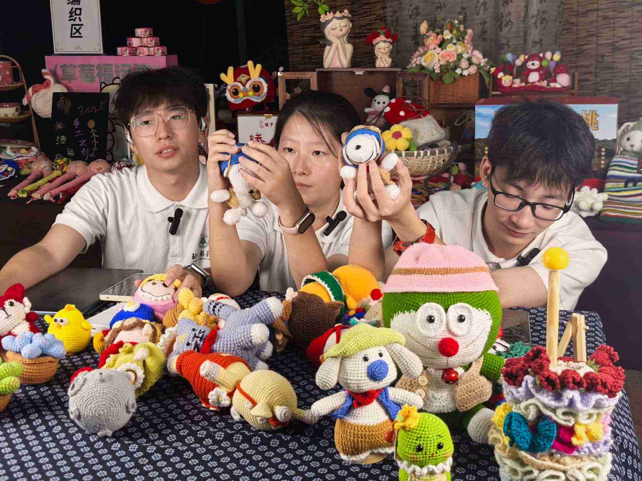 直播前的准备工作，成员们在调试设备