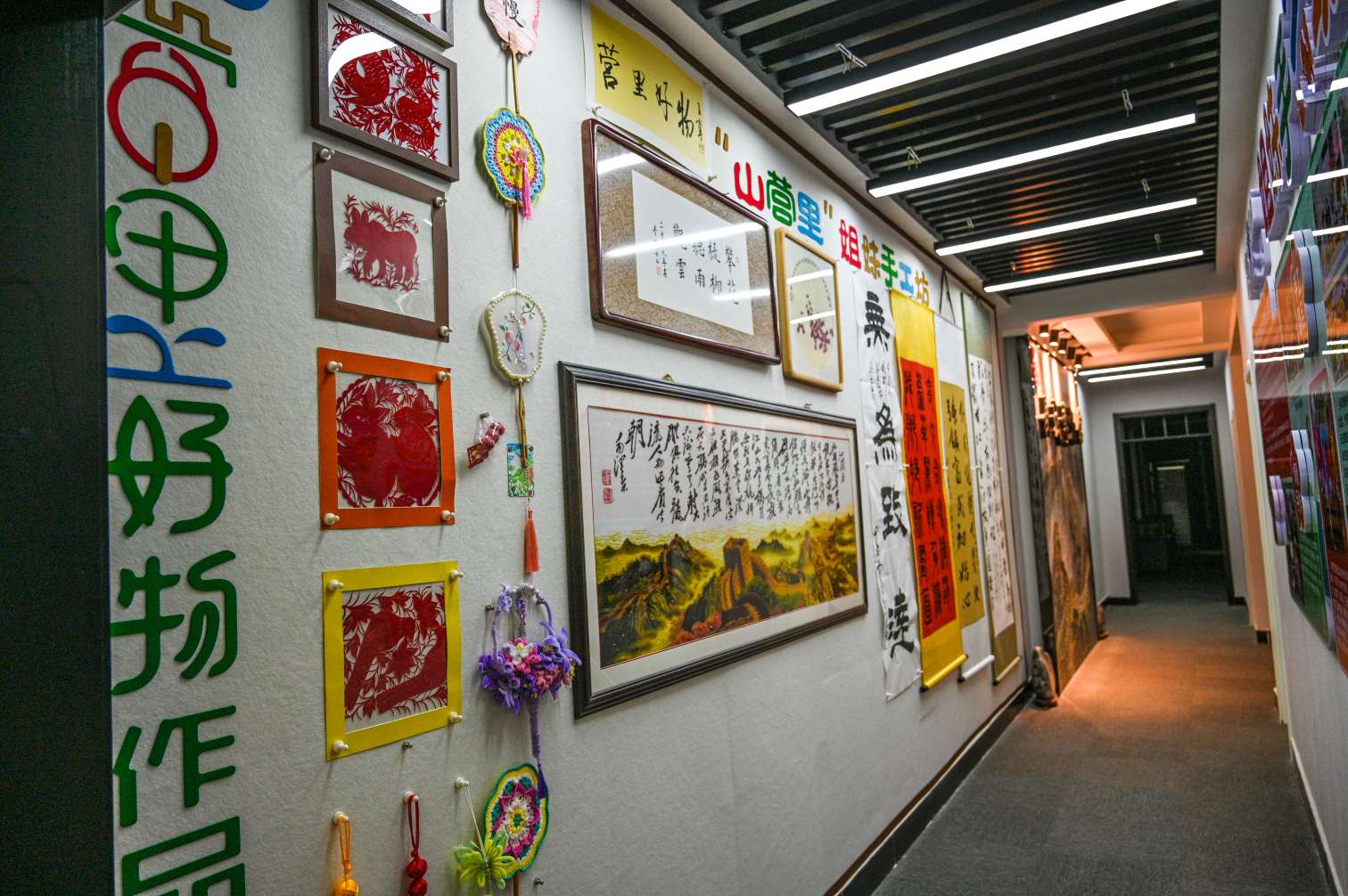 实践团成员在乡村与农户交流的场景
