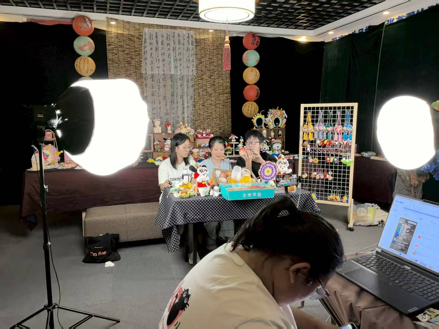 实践团成员在桃园中采摘桃子